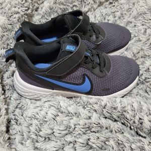 Boys Nike Revolution